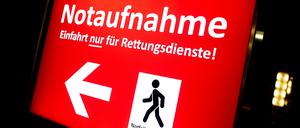 Ein Schild mit der Aufschrift «Notaufnahme» steht vor der Einfahrt zur Notaufnahme in Oldenburg. 