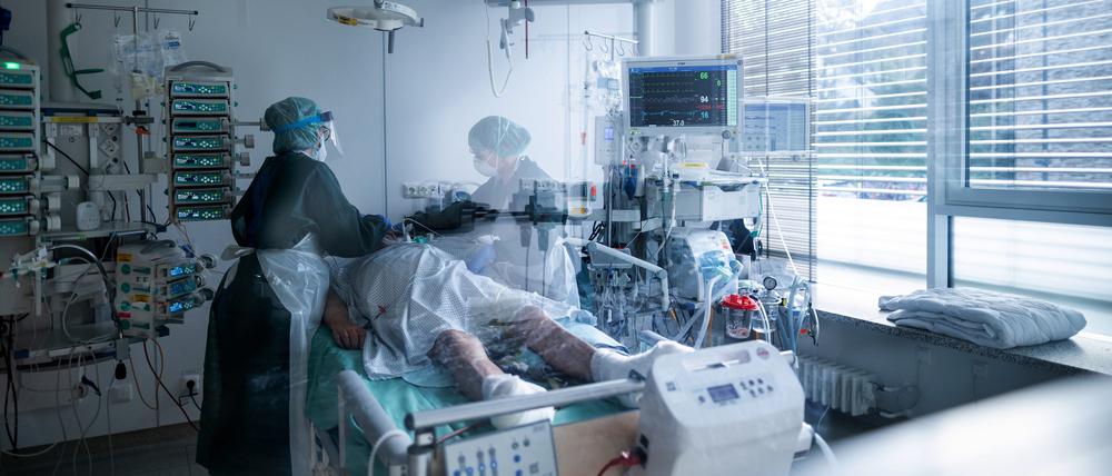 Am Anschlag: Die Corona-Pandemie sorgt in der dritten Welle für extrem volle Krankenhäuser.