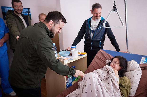 Der ukrainische Präsident Wolodymyr Selenskyj besucht die 16 Jährige Katja Wlasenko in einem Kiewer Krankenhaus.