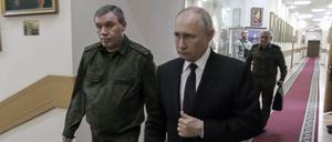 Dieses vom russischen Fernsehen RU-RTR zur Verfügung gestellten Videostandbild zeigt Wladimir Putin (r), Präsident von Russland, und Waleri Gerassimow, russischer Generalstabschef, die zu einem Treffen mit hochrangigen Kommandeuren gehen.