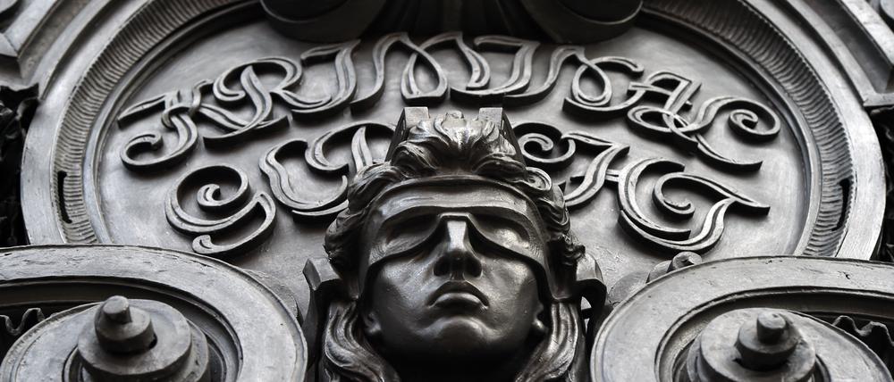 Eine Figur der blinden Justitia ist an der Fassade des Kriminalgerichts Moabit zu sehen.