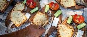 Picknick auf albanisch: gegrillter Wolfsbarsch mit Tomate, Gurke, Brot und Schafskäse. 