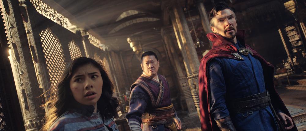 Dr. Stephen Strange (Benedict Cumberbatch, von rechts), Wong (Benedict Wong) und die junge America Chavez (Xochitl Gomez) im Kampf gegen die bösen Mächte des Universums. 