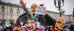 Demonstranten tragen Puppenköpfe der italienischen Ministerpräsidentin Meloni, des Infrastruktur- und Verkehrsministers Salvini und des Innenministers Piantedosi während einer Demonstration am Tag der Arbeit. +++ dpa-Bildfunk +++
