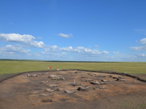 Wie eurasische Viehhierten gelebt haben könnten, haben Forscher durch Ausgrabungen am Grabhügel „Kurgan 1“ am Südural herausfinden können.