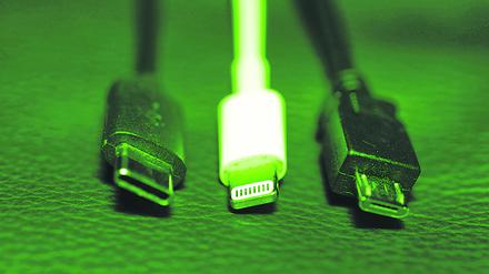 Derzeit sind vor Allem drei Varianten üblich: USB-C, Apple Lightning und Micro-USB Kabel.