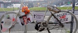 An der Unfallstelle von Laëtitia Graffart an der Frankfurter Allee erinnert ein weißes Fahrrad an die Getötete.
