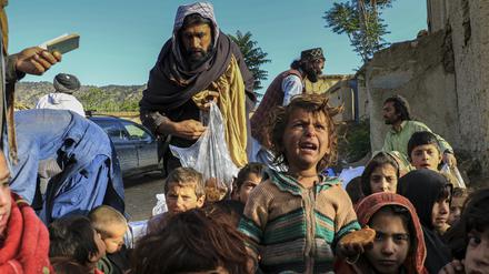 Afghanische Kinder stehen nach einem Erdbeben in der Provinz Paktika in einer Schlange an, um Brot zu erhalten. 