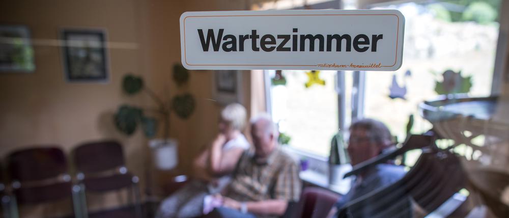Patienten im Wartezimmer einer Landarztpraxis in Mecklenburg-Vorpommern.