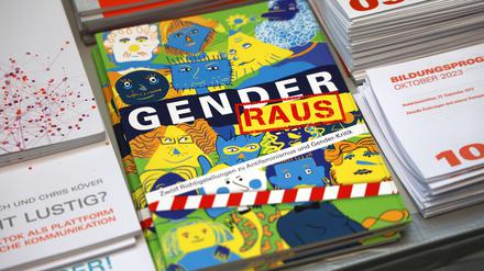Broschüre mit der Aufschrift „Gender raus - 12 Richtigstellungen zu Antifeminismus und Gender-Kritik“