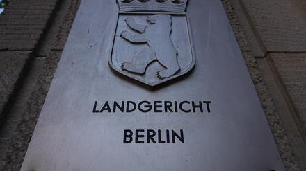 Der Eingang des Landgerichts Berlin mit dem Schriftzug des Gerichts und dem Berliner Wappen.