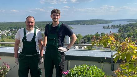 Landschaftsarchitekt und Gärtner Tobias Peterson mit seinem Mitarbeiter Jonas Hage, der ebenfalls Landschaftsarchitektur studiert. Aufnahmen entstanden alle auf Dachterrasse im 23. Stock eines Hochhauses in Spandau.