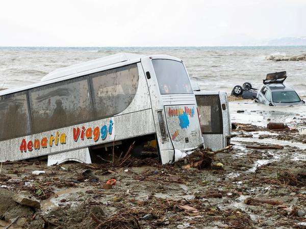 Nach einem Erdrutsch auf der italienischen Ferieninsel Ischia,(Italien) sind am 26. November 2022 beschädigte Autos am Meer zu sehen.
