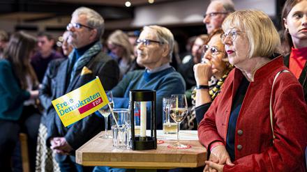 Parteimitglieder der FDP reagieren auf der Wahlparty der FDP enttäuscht auf die ersten Hochrechnungen zur Landtagswahl.