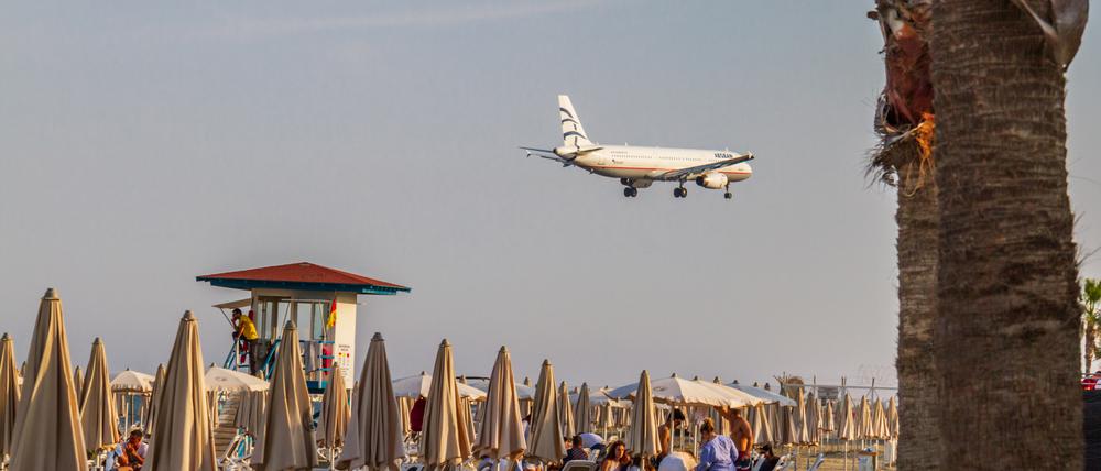 Zum Greifen nah: Kurz vor ihrer Landung fliegen die Airlines über den Mackenzie Beach in Larnaka. 