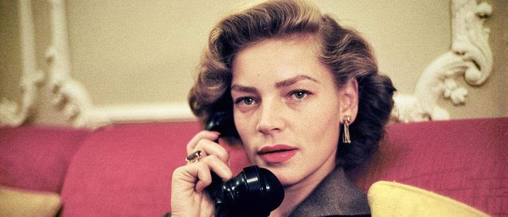 RUTH ORKIN – WOMEN, bis 18. Februar 2024, f³ – freiraum für fotografie. Lauren Bacall, St. Regis Hotel, New York, 1950.