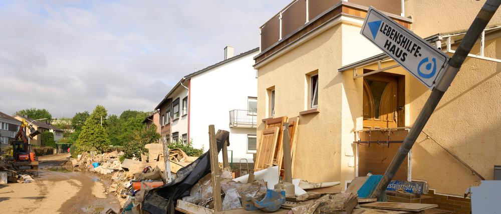 19.07.2021, Rheinland-Pfalz, Sinzig: Ein geknickter Wegweiser weist zum Lebenshilfe-Haus in Sinzig. In der Behinderteneinrichtung waren durch das Hochwasser zwölf Menschen ums Leben gekommen. Foto: +++ dpa-Bildfunk +++