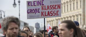 Lehrkräfte nehmen an einem Warnstreik in Berlin teil und halten ein Plakat mit der Aufschrift „Kleine Klassen - große Klasse“ hoch. 