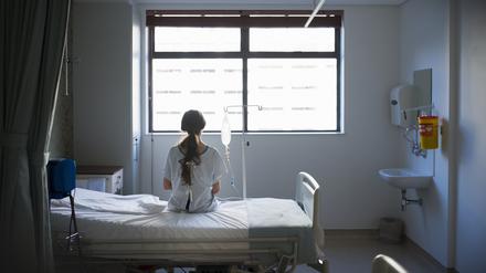 Die Pandemie führt zu Ausnahmezuständen auf den Intensivstationen, das wiederum hat Folgen auch für viele andere Patienten, die länger auf ihre Operationen warten müssen und dadurch körperlich wie seelisch leiden.
