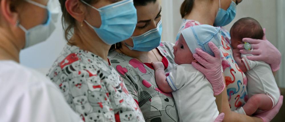 Juni 2020. Kinderkrankenschwestern halten einige Wochen alte Neugeborene, die von ihren Wunscheltern wegen der Corona-Reisebeschränkungen nicht aus Kiew abgeholt werden konnten. 