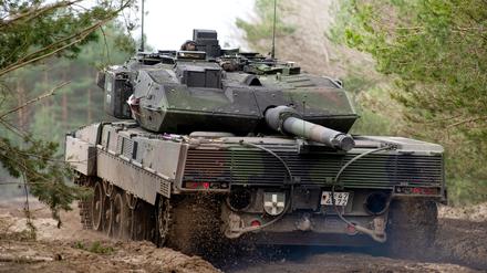 Ein Kampfpanzer vom Typ Leopard 2 während einer Übung.