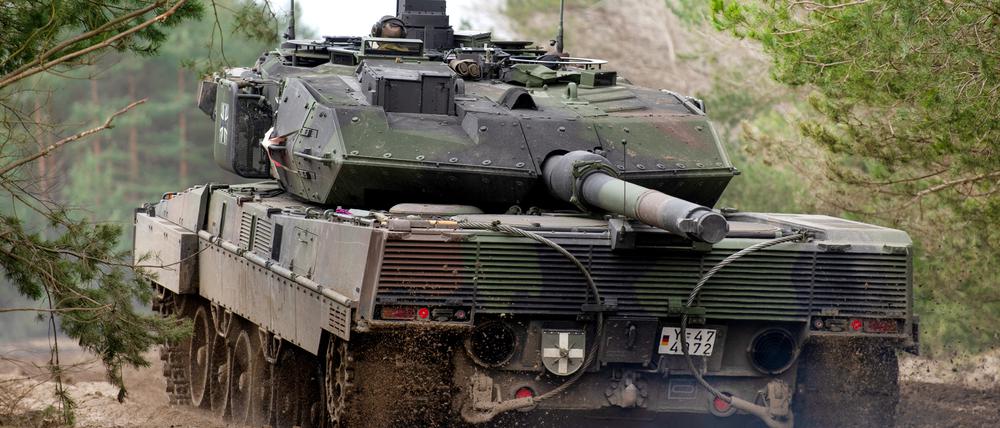 Ein Kampfpanzer vom Typ Leopard 2 während einer Übung.