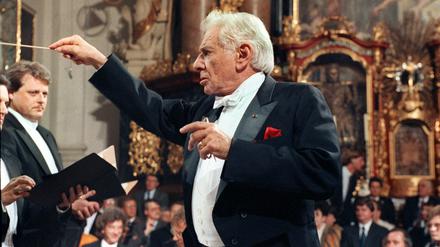 Der amerikanische Dirigent und Komponist Leonard Bernstein, hier 1990 beim Dirigieren im bayrischen Waldsassen: Auf Idagio spricht seine Tochter über ihn.