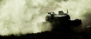 Ein Kampfpanzer Leopard 2 schießt während einer Bundeswehrübung.
