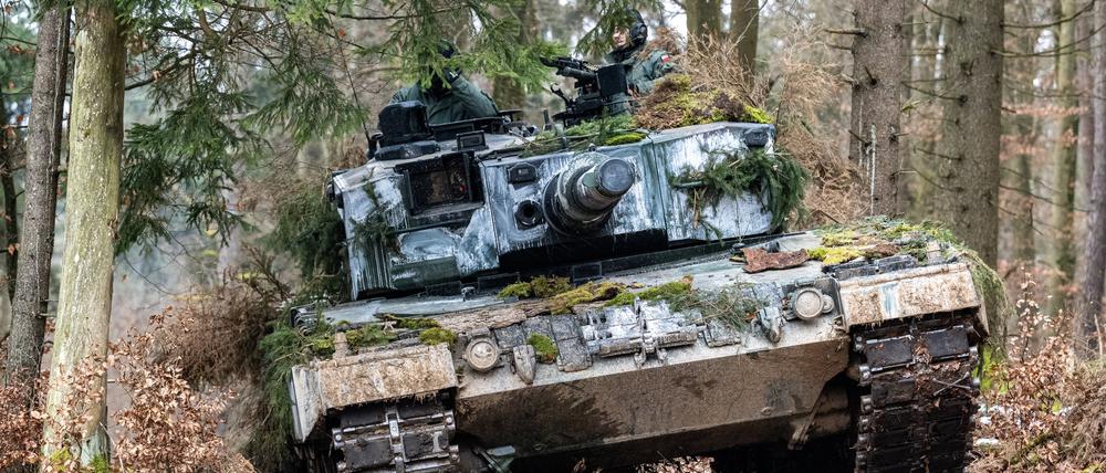 Ein Panzer der polnischen Armee vom Typ Leopard 2 steht während der internationalen Militärübung «Allied Spirit 2022» auf dem Gelände des Truppenübungsplatzes Hohenfels in einem Waldstück. 