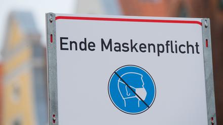 „Ende Maskenpflicht“ steht auf einem Schild in Stralsund.