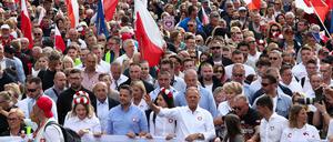 Warschaus Oberbürgermeister Rafal Trzaskowski (vorne halblinks) und Oppositionsführer Donald Tusk beim „Marsch der eine Million Herzen“ Anfang Oktober. 