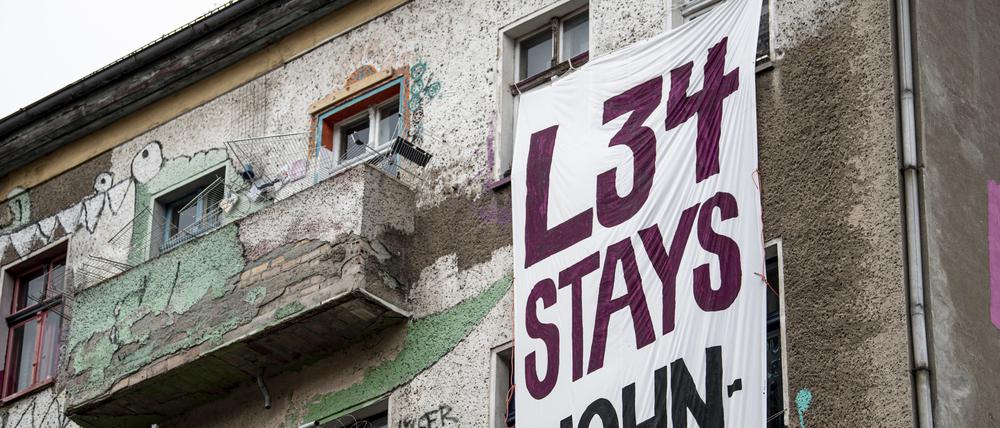 Banner hingen vor der Räumung am Hausprojekt „Liebig 34“ in Friedrichshain.