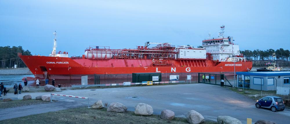 Der LNG-Shuttle-Tanker „Coral Furcata“ läuft den Industriehafen Lubmin an.