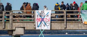 Auf Rügen wird seit Monaten gegen das LNG-Terminal protestiert.