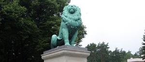 Der Flensburger Löwe in Berlin-Wannsee steht nach seiner Restaurierung wieder auf seinem Sockel. 
