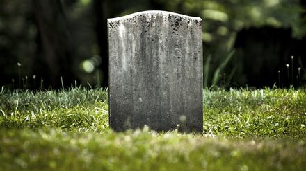 Grabstein auf einem Friedhof.