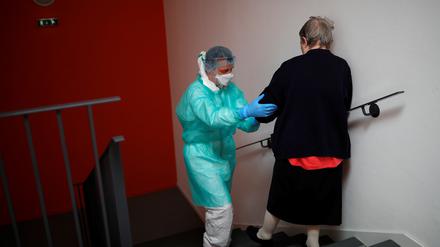 Während eines Corona-Ausbruchs in einer französischen Klinik wird eine Post-Covid-Patientin begleitet. 