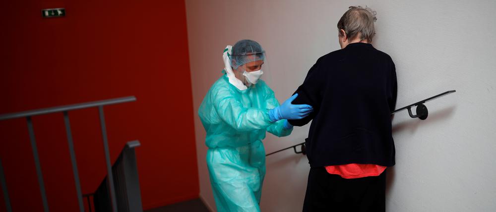 Während eines Corona-Ausbruchs in einer französischen Klinik wird eine Post-Covid-Patientin begleitet. 