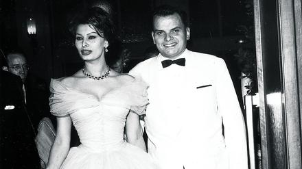 Alfred Bauer begleitet die italienische Diva Sophia Loren, bei der Berlinale 1959 im Palais am Funkturm. 