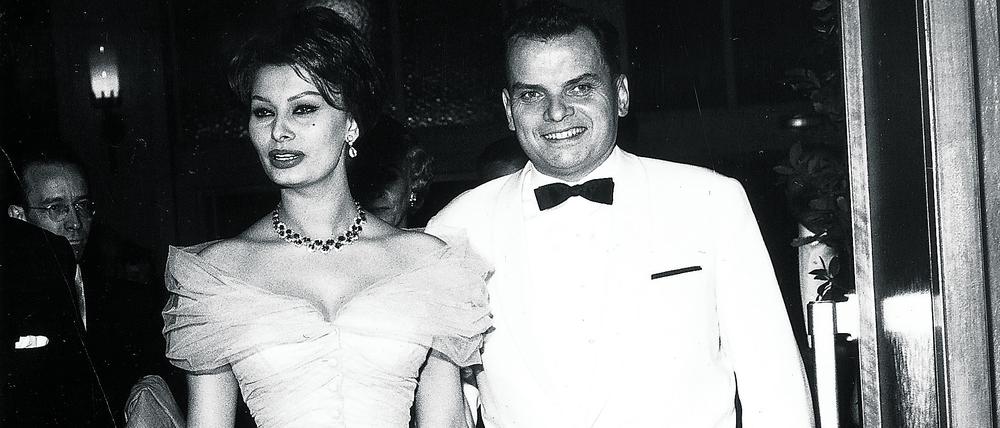 Alfred Bauer begleitet die italienische Diva Sophia Loren, bei der Berlinale 1959 im Palais am Funkturm. 