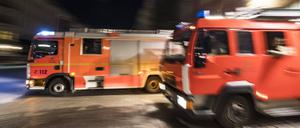 Löschfahrzeuge der Berliner Feuerwehr rücken aus.