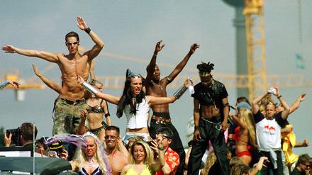 Weiter, immer weiter. Bis zu 800.000 Raver feierten am 21. Juli 2001 bei der 13. Love Parade im Berliner Tiergarten. 