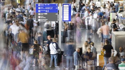 Tausende Passagiere warten vor den Abfertigungsschaltern des Flughafens auf ihren Check-In.