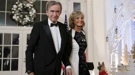 Bernard Arnault, Vorsitzender und CEO von LVMH Moët Hennessy, und seine Frau Helene Mercier-Arnault kommen zum Staatsdinner mit US-Präsident Biden und dem französischen Präsidenten Macron im Weißen Haus. 