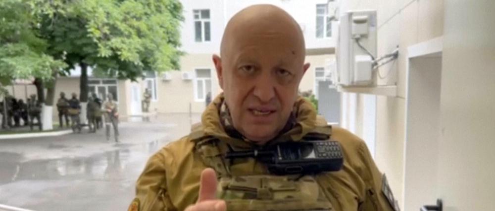 Der Söldnerchef Jewgeni Prigoschin hat den Vormarsch seiner Truppen auf die russische Hauptstadt Moskau nach eigenen Angaben gestoppt.