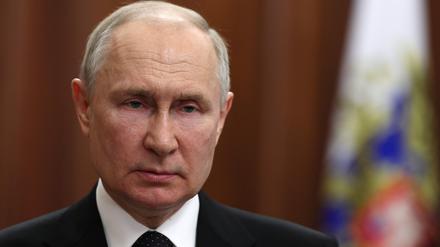 Dieses von der staatlichen russischen Nachrichtenagentur Sputnik via AP veröffentlichte Foto zeigt Wladimir Putin, Präsident von Russland, während einer Ansprache an die Nation. 