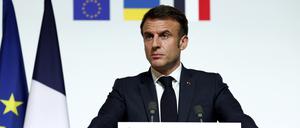 Frankreichs Präsident Emmanuel Macron spricht auf der Pressekonferenz seiner internationalen Unterstützerkonferenz für die Ukraine ein. 