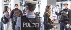 Die Bundespolizei kontrolliert Reisende, hier am Flughafen Frankfurt. 