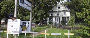 Das Haus, in dem ein Junge getötet und eine Frau lebensgefährlich verletzt wurde, nachdem sie von einem Mann niedergestochen wurden, der es auf sie abgesehen hatte, weil sie Muslime waren, steht in Plainfield, Illinois. 