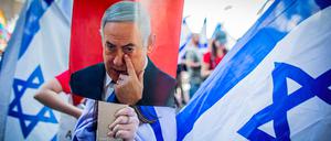 Demonstranten in Tel Aviv mit einem Bild von Israels Premier Benjamin Netanyahu. 